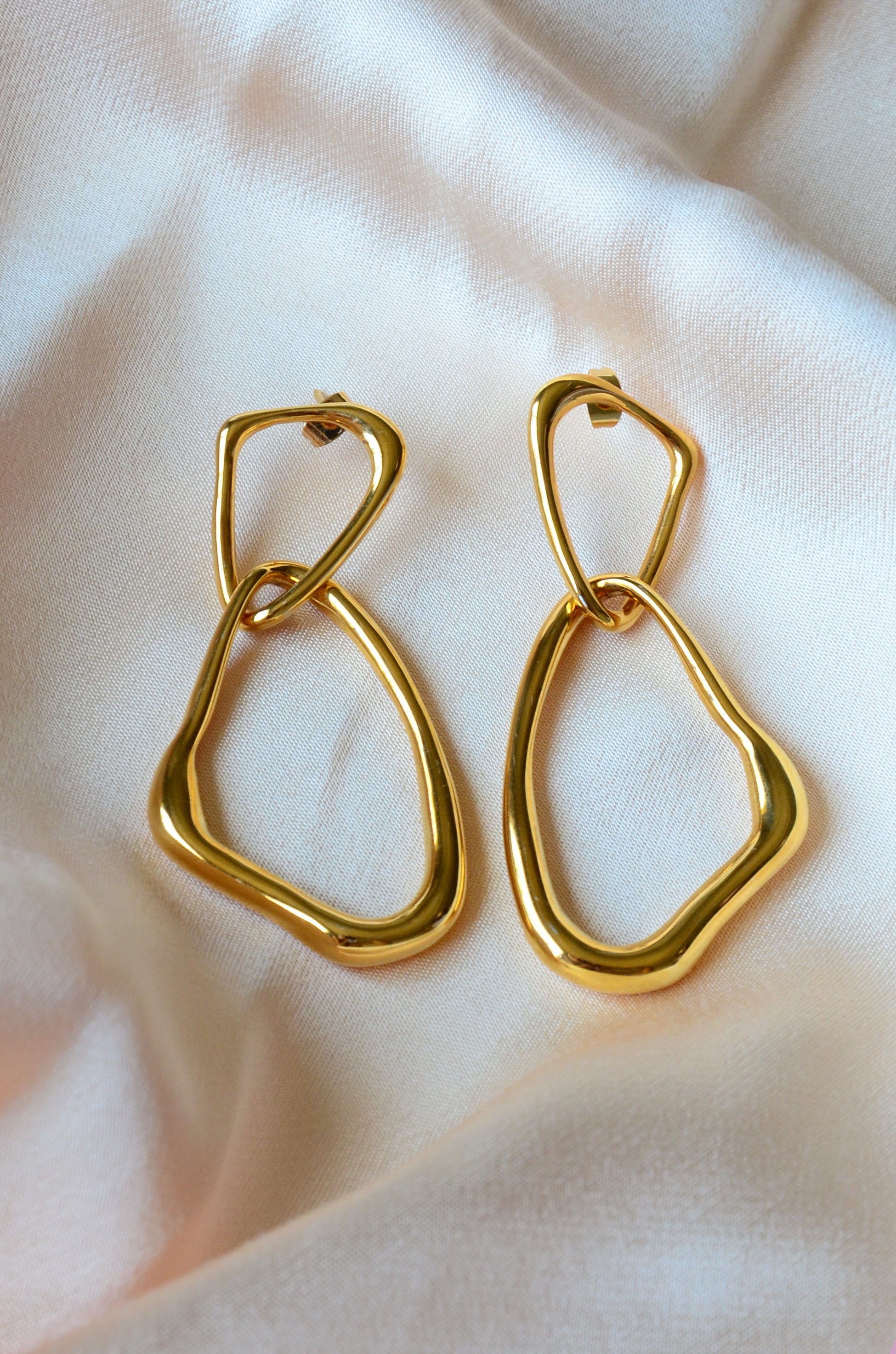 Cosima Wavy Drop Earring