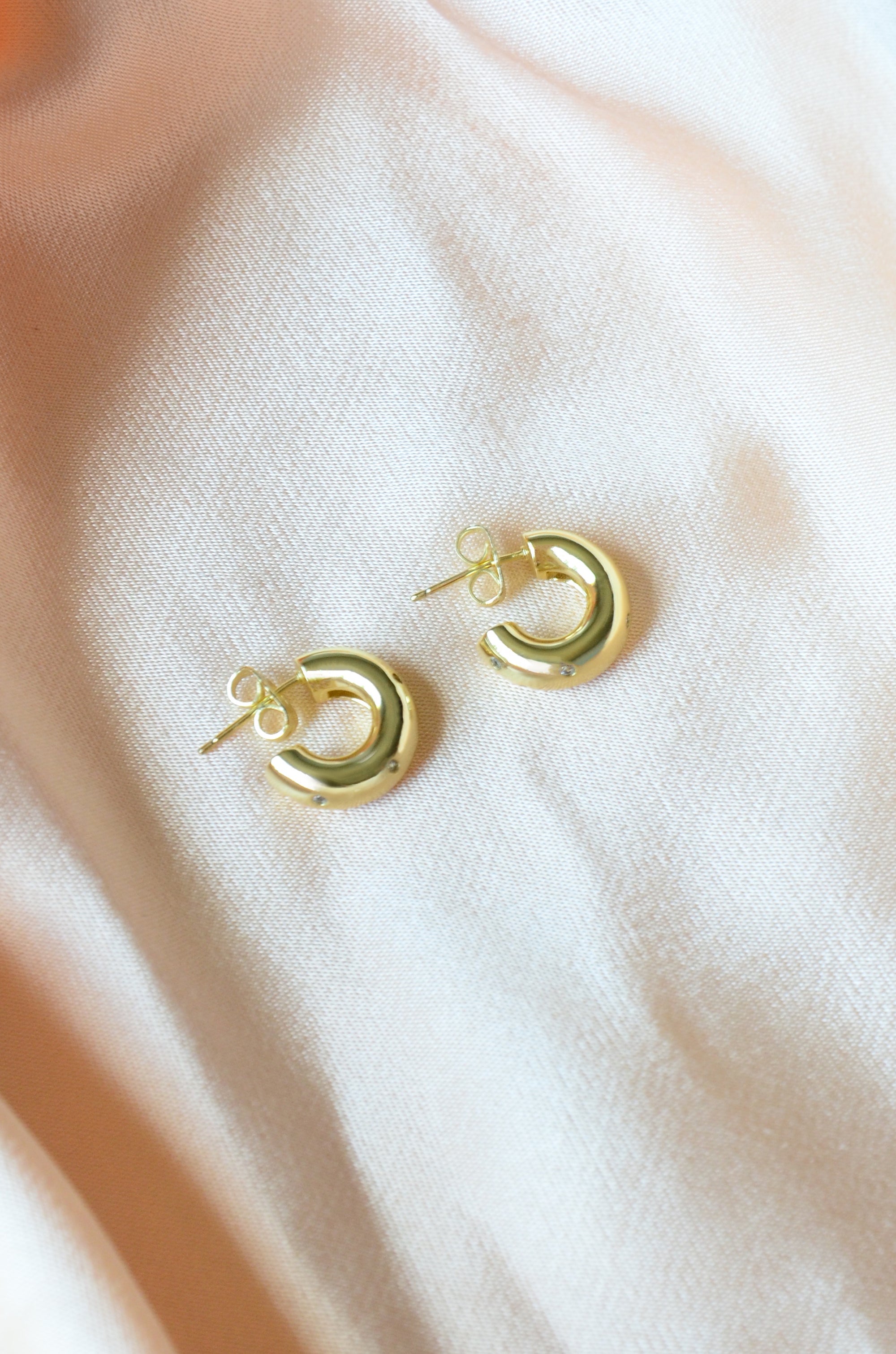 Orio Huggie Hoop Gold Earring